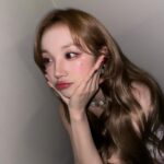Song Yuqi Instagram - 어쩌면 나도 청순할수 있군😏 🌸🌸🌸