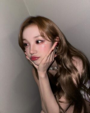 Song Yuqi Instagram - 어쩌면 나도 청순할수 있군😏
🌸🌸🌸