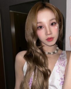 Song Yuqi Instagram - 어쩌면 나도 청순할수 있군😏 🌸🌸🌸