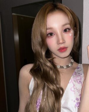 Song Yuqi Instagram - 어쩌면 나도 청순할수 있군😏
🌸🌸🌸