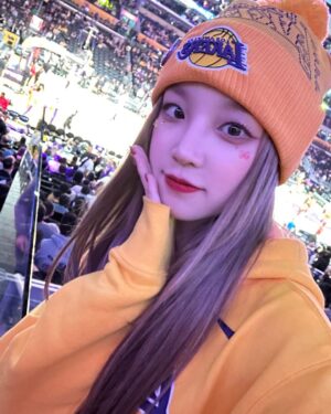 Song Yuqi Instagram - Today was really my lucky day!!
Thank you for all the players that showed us such an amazing game!!
Being a super fan of KingJames for more than 10years,watching him play in game in person has always  been my dream.And!!! Today is really a dream come true 😭 Thank you for inspiring me through out my career.I will step up my game too! Let’s go lakers!!

And ….
Taco Tuesday!!!! 😛

@lakers 
@kingjames