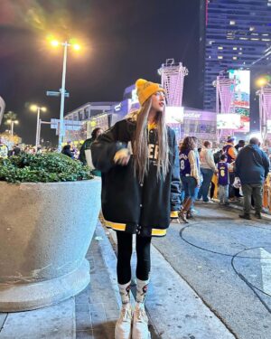 Song Yuqi Instagram - Today was really my lucky day!!
Thank you for all the players that showed us such an amazing game!!
Being a super fan of KingJames for more than 10years,watching him play in game in person has always  been my dream.And!!! Today is really a dream come true 😭 Thank you for inspiring me through out my career.I will step up my game too! Let’s go lakers!!

And ….
Taco Tuesday!!!! 😛

@lakers 
@kingjames