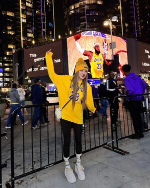 Song Yuqi Instagram - Today was really my lucky day!!
Thank you for all the players that showed us such an amazing game!!
Being a super fan of KingJames for more than 10years,watching him play in game in person has always  been my dream.And!!! Today is really a dream come true 😭 Thank you for inspiring me through out my career.I will step up my game too! Let’s go lakers!!

And ….
Taco Tuesday!!!! 😛

@lakers 
@kingjames