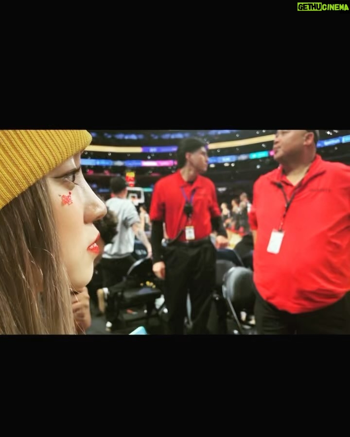 Song Yuqi Instagram - Today was really my lucky day!! Thank you for all the players that showed us such an amazing game!! Being a super fan of KingJames for more than 10years,watching him play in game in person has always been my dream.And!!! Today is really a dream come true 😭 Thank you for inspiring me through out my career.I will step up my game too! Let’s go lakers!! And …. Taco Tuesday!!!! 😛 @lakers @kingjames