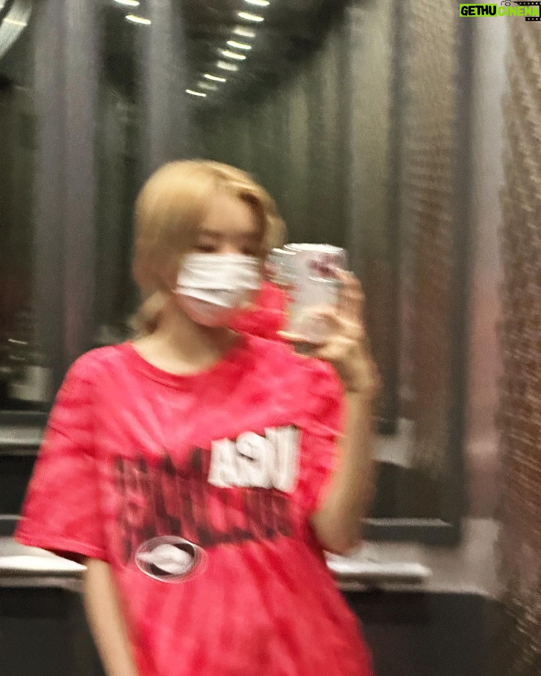Song Yuqi Instagram - Chicago was so unforgettable!! Gonna see u as soon as possible 😘 Never forget that message!! “Cuz it’s more than I can imagine “✨✨✨ Chicago, Illinois
