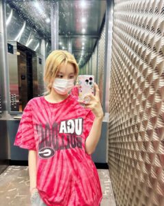 Song Yuqi Instagram - Chicago was so unforgettable!! Gonna see u as soon as possible 😘 Never forget that message!! “Cuz it’s more than I can imagine “✨✨✨ Chicago, Illinois