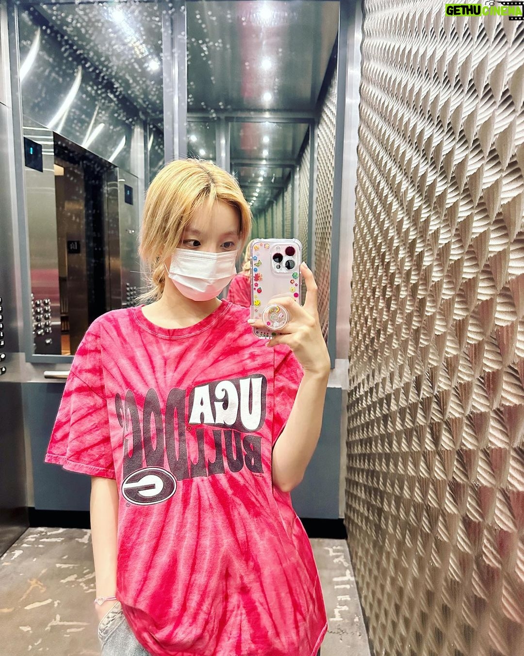 Song Yuqi Instagram - Chicago was so unforgettable!! Gonna see u as soon as possible 😘 Never forget that message!! “Cuz it’s more than I can imagine “✨✨✨ Chicago, Illinois