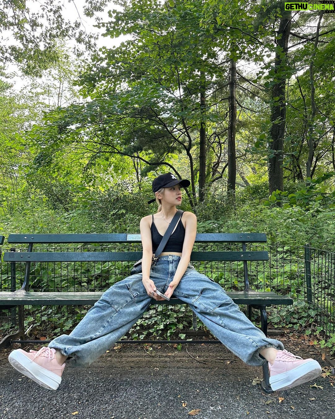 Song Yuqi Instagram - New York let’s go 🤟🏻 New York City