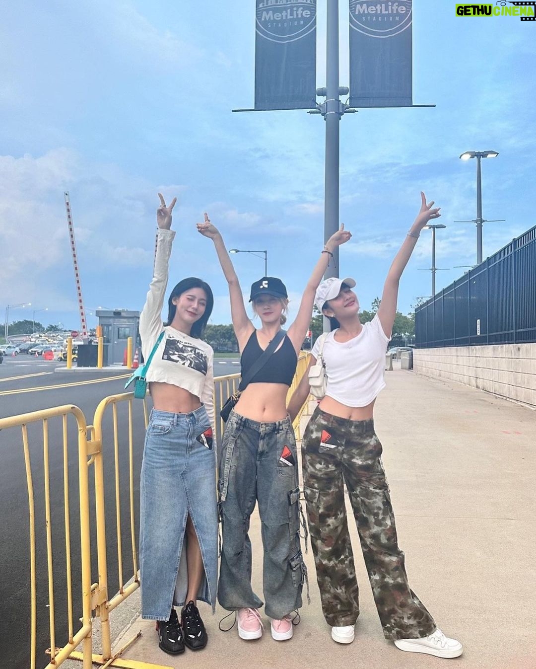 Song Yuqi Instagram - New York let’s go 🤟🏻 New York City