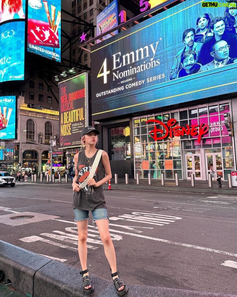 Song Yuqi Instagram - New York let’s go 🤟🏻 New York City