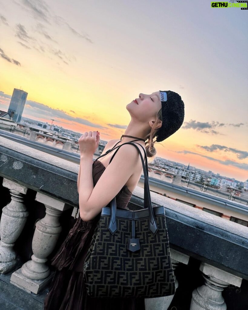 Song Yuqi Instagram - “I don’t want anything else,I just want to be exposed to the sun” 🌇