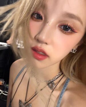 Song Yuqi Instagram - Bonjour❤️