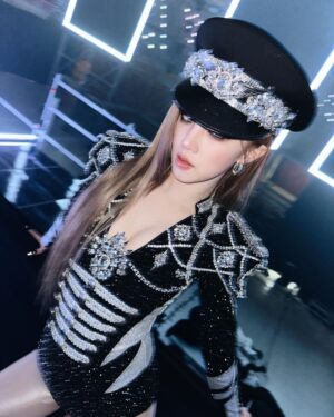 Song Yuqi Instagram - 🔥 Super Lady 🔥