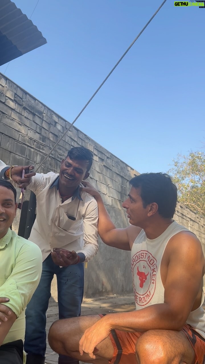 Sonu Sood Instagram - UP walon ki jawaani ka raaz .. Ramjatan bhai UP waale 😜😂 #supportsmallbusiness #supportlocal #uttarpradesh