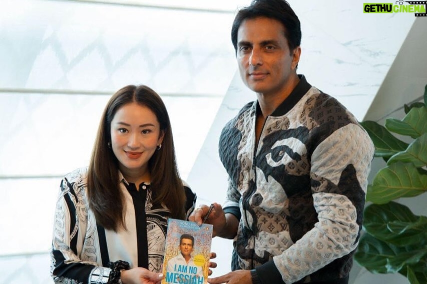 Sonu Sood Instagram - It was such a pleasure meeting K.ing in Thailand yesterday. Spoke at length about some exciting collaborations between India and Thailand. Watch this space. Something exciting coming soon. š®š³ š¹š @ingshin21 @surapong.lee @top.polnotcha @abyrao @chavantushar