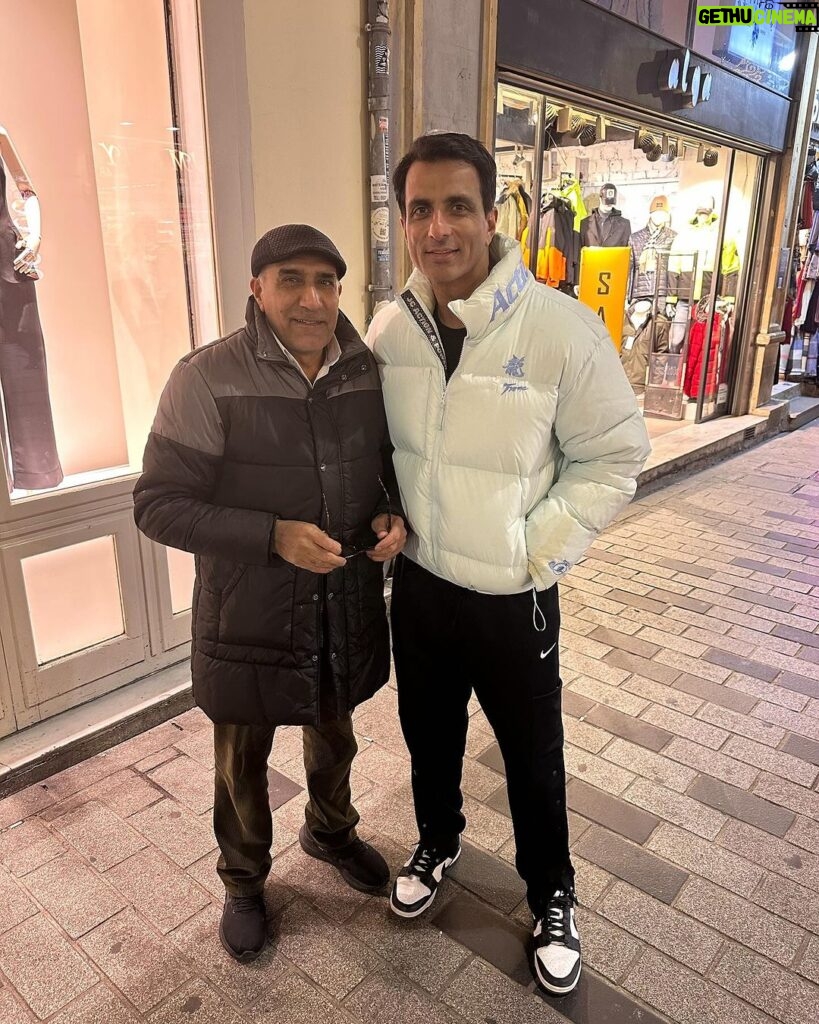 Sonu Sood Instagram - Recently on my trip to Istanbul I met this angel who was from Pakistan. I don’t remember his name but on seeing me he hugged me tight and forcefully slipped a 20 pound note in my hand and said “ My son you have been doing some amazing work for the poor, this is a small contribution from my side. Help someone in need” . Was so overwhelmed by his kind gesture, this is more than a million dollar for me. ❤ God bless him always 🙏