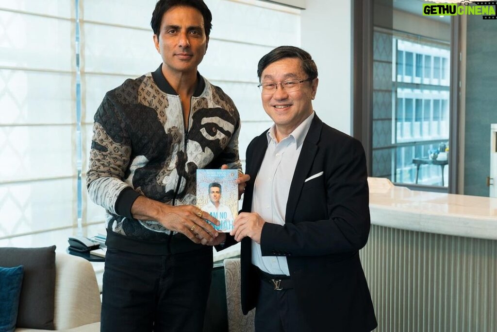 Sonu Sood Instagram - It was such a pleasure meeting K.ing in Thailand yesterday. Spoke at length about some exciting collaborations between India and Thailand. Watch this space. Something exciting coming soon. 🇮🇳 🇹🇭 @ingshin21 @surapong.lee @top.polnotcha @abyrao @chavantushar