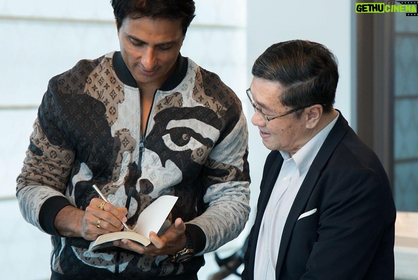 Sonu Sood Instagram - It was such a pleasure meeting K.ing in Thailand yesterday. Spoke at length about some exciting collaborations between India and Thailand. Watch this space. Something exciting coming soon. 🇮🇳 🇹🇭 @ingshin21 @surapong.lee @top.polnotcha @abyrao @chavantushar