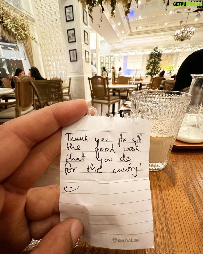 Sonu Sood Instagram - I don’t know who did this but someone paid for the entire bill of our dinner at a restaurant and left this sweet note .. Really touched by this gesture ❤ Thank u buddy. Means a lot ❤🙏