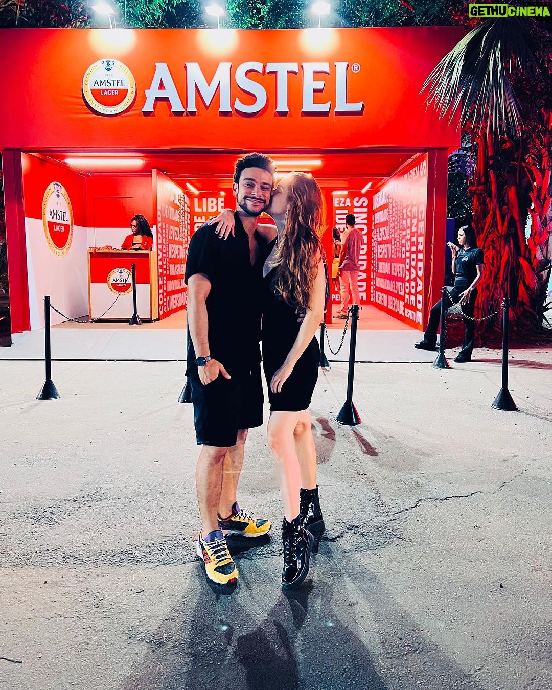 Sophia Abrahão Instagram - esse ano teve de tudo com @amstelbr, de festivais a dias mais tranquilos em boa companhia ❤️🍻 fiquei nostálgica vendo a galeria! muito ansiosa pra 2024 continuar celebrando bons momentos com Amstel :) #BebaComModeração #ConteMomentos • Publicidade