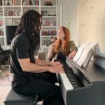 Sophia Abrahão Instagram - Fazer um som em casa agora tem outro peso 🎵❤️ Acabei de ganhar esse lindo piano digital Celviano AP-270BK da @casiobrasil Ele reproduz os sons do piano de cauda clássico, desde timbres delicados e leves até tons fortes e marcantes, dependendo do peso das combinações de teclas. Tem sensor triplo e ação de martelo efeitos digitais, onexão com o aplicativo (CASIO MUSIC SPACE) e tem um modo que eu amo que é o modo dueto: onde vc divide o piano em dois, pra fazer aula ou pra tocar junto com seu amor… e além de tudo é lindo de morrer. Irado, ne? 👏🏾👏🏾 Muito obrigado, @casiobrasil e @casioteclados. Estamos muito felizes aqui em casa 😅❤️