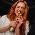 Sophia Abrahão Instagram - muito feliz por finalmente dividir “Letícia” com vocês. ontem o nosso longa estreou no @festivaldecinemadesaobernardo e levou dois prêmios: “Melhor Atriz” (pra essa que vos escreve 😂), e “Melhor Direção” para o @cristianovieira10… é uma honra receber esse prêmio. gostaria muito de agradecer a toda equipe do filme que também faz parte disso. foi uma noite inesquecível! claro, não poderia deixar de agradecer aos meus fãs que estavam lá me apoiando, como sempre ❤️ a premiação estava impecável, vida longa ao festival 🎬 #CinemaNacional #Letícia