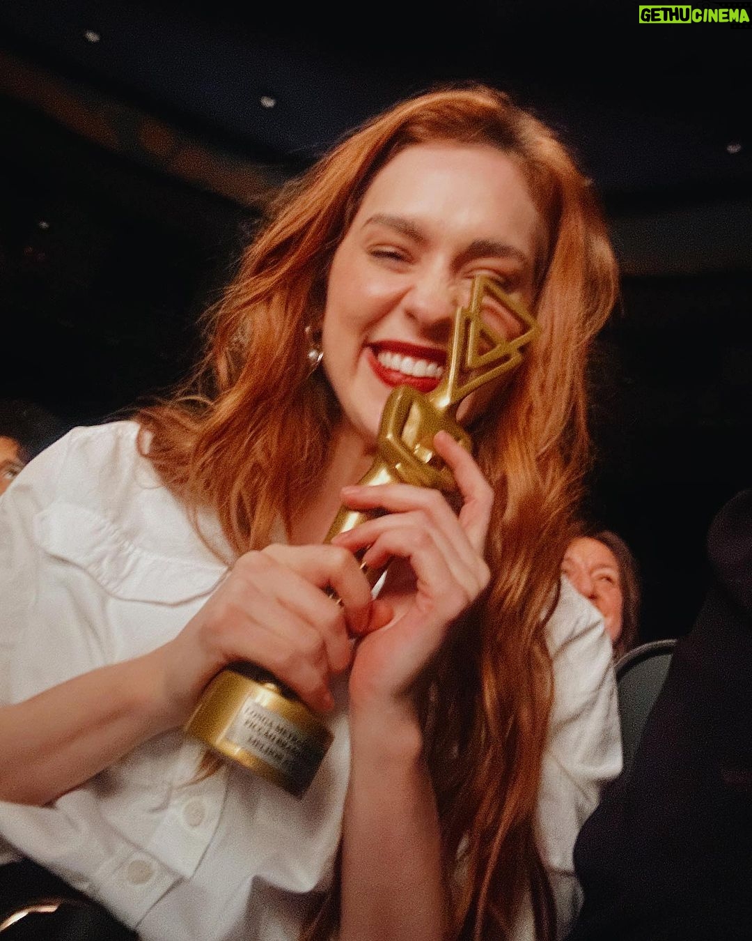 Sophia Abrahão Instagram - muito feliz por finalmente dividir “Letícia” com vocês. ontem o nosso longa estreou no @festivaldecinemadesaobernardo e levou dois prêmios: “Melhor Atriz” (pra essa que vos escreve 😂), e “Melhor Direção” para o @cristianovieira10… é uma honra receber esse prêmio. gostaria muito de agradecer a toda equipe do filme que também faz parte disso. foi uma noite inesquecível! claro, não poderia deixar de agradecer aos meus fãs que estavam lá me apoiando, como sempre ❤️ a premiação estava impecável, vida longa ao festival 🎬 #CinemaNacional #Letícia