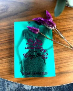 Sophia Abrahão Instagram - começamos mais um 💜📚 esse mês o título escolhido pelos inscritos do nosso #ClubeDoLivro foi: “Os sete maridos de Evelyn Hugo”… alguém aqui já leu? ☺️ se ainda não, corre pra ler com a gente no clube :) no final da leitura a gente vai bater um papo muito especial sobre ele! tô animada, e vocês? #ClubeDoLivro #Os7MaridosDeEvelynHugo #ClubeDoLivroSA