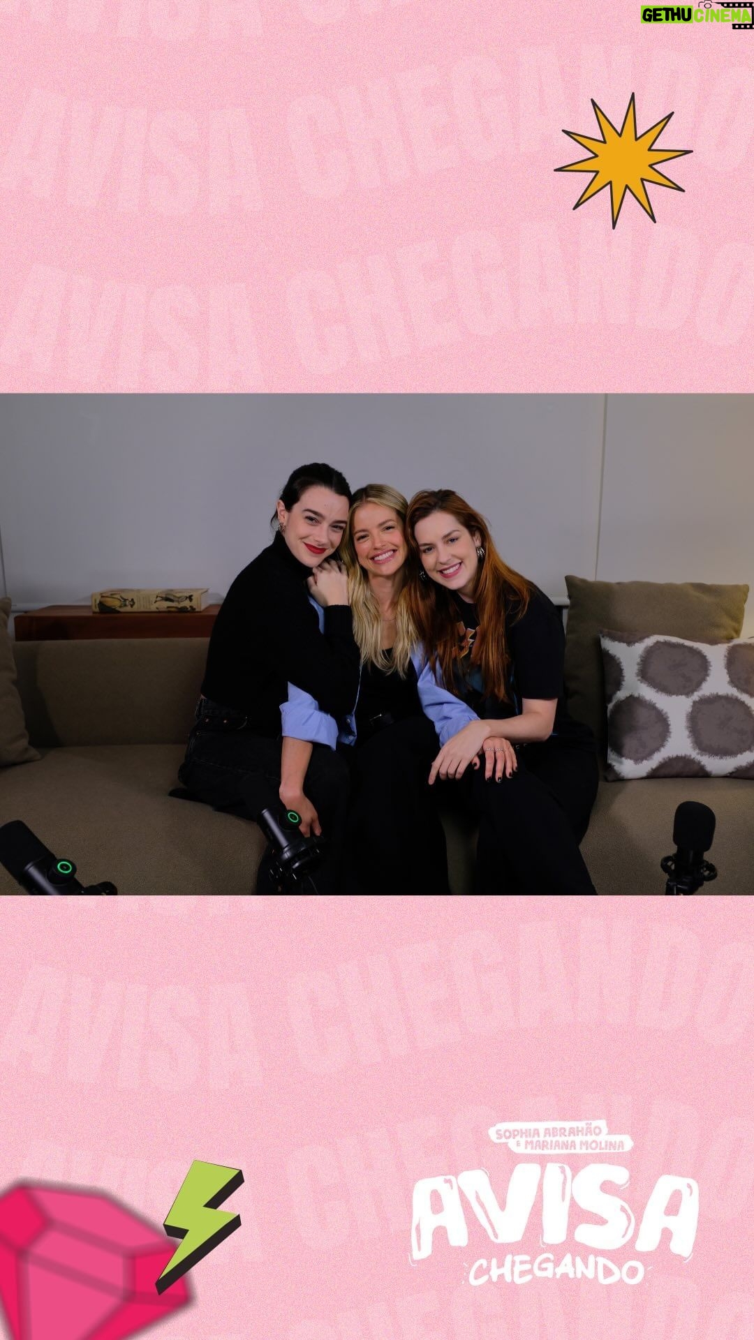 Sophia Abrahão Instagram - Hoje a gente bate um papo muito legal sobre “Solidão” com a nossa amiga @agathaamoreiraa ❤️🎙️ Tem muitas histórias, risadas e uma situação em comum que nós 3 vivemos alguns anos atrás. Quer saber mais? Daqui a pouco no canal oficial (link na bio). Chama a galera, e avisa chegando 😉 #videocast #solidão #agathamoreira #sophiaabrahao #marianamolina #avisachegando