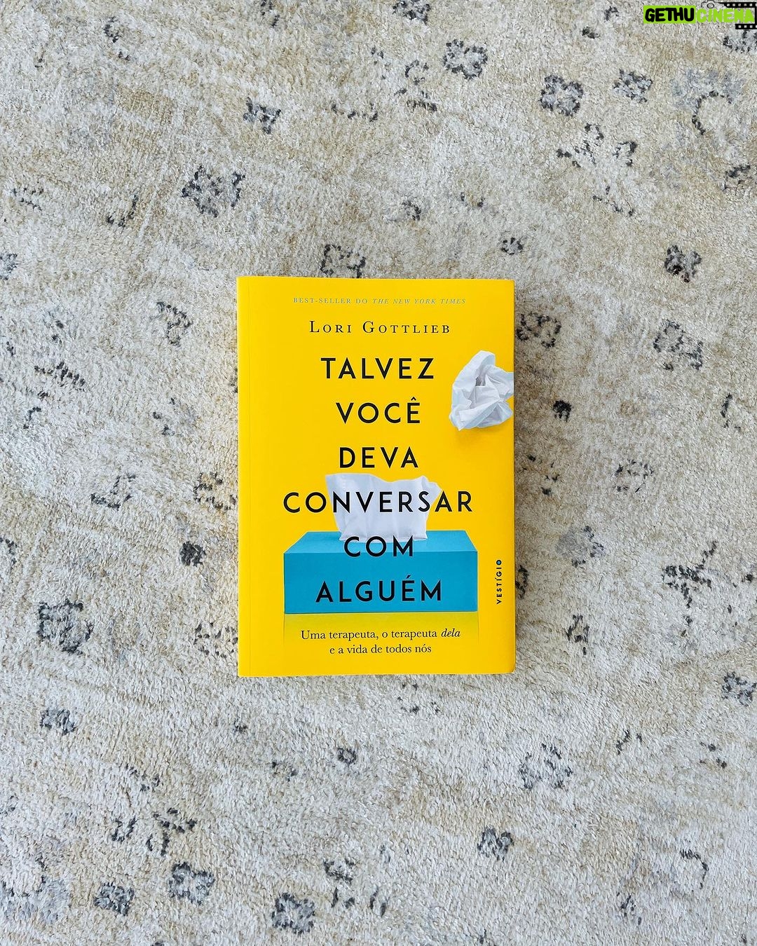 Sophia Abrahão Instagram - Prontos pra mais um? 📚❤️ Hoje começa oficialmente a nossa leitura em grupo no Clube do Livro, e o título do mês é "Talvez você deva conversar com alguém". Confesso que já ouvi falar muito bem dele e tava ansiosa pra que a gente conseguisse ler junto. Alguém já leu? Separo um lencinho ou aumento a terapia? 😂😂 #clubedolivrosa #lorigottlieb #booklover