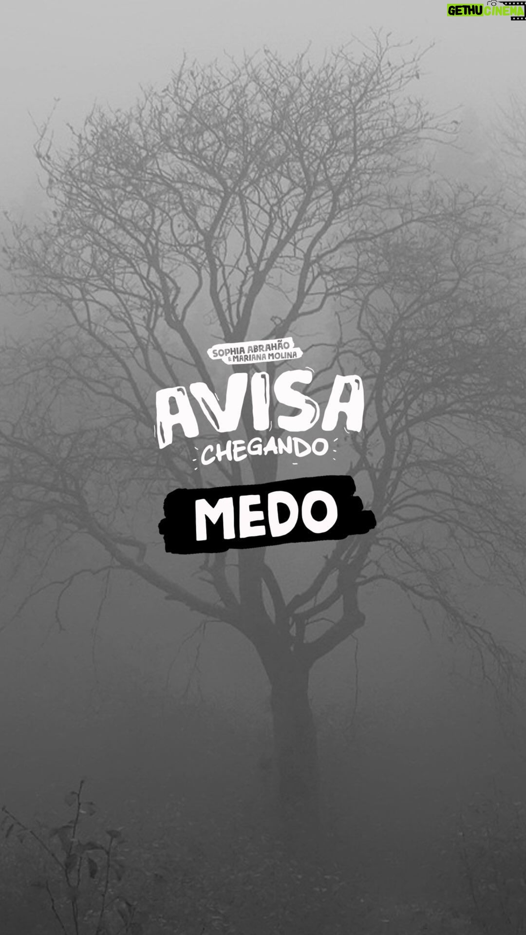 Sophia Abrahão Instagram - NASCEMOS DE NOVO 😂☺️ Está no ar o nosso primeiro episódio dessa 2ª temporada do #AvisaChegando! E pra estrear escolhemos um tema um tanto quanto particular: medo! Do que você mais tem medo na vida? Já se perguntou? Esperamos vocês pra esse debate no chão da sala de casa. Prepara a pipoca e Avisa Chegando 🎙️❤️ #videocast #sophiaabrahao #marianamolina #medo #podcast