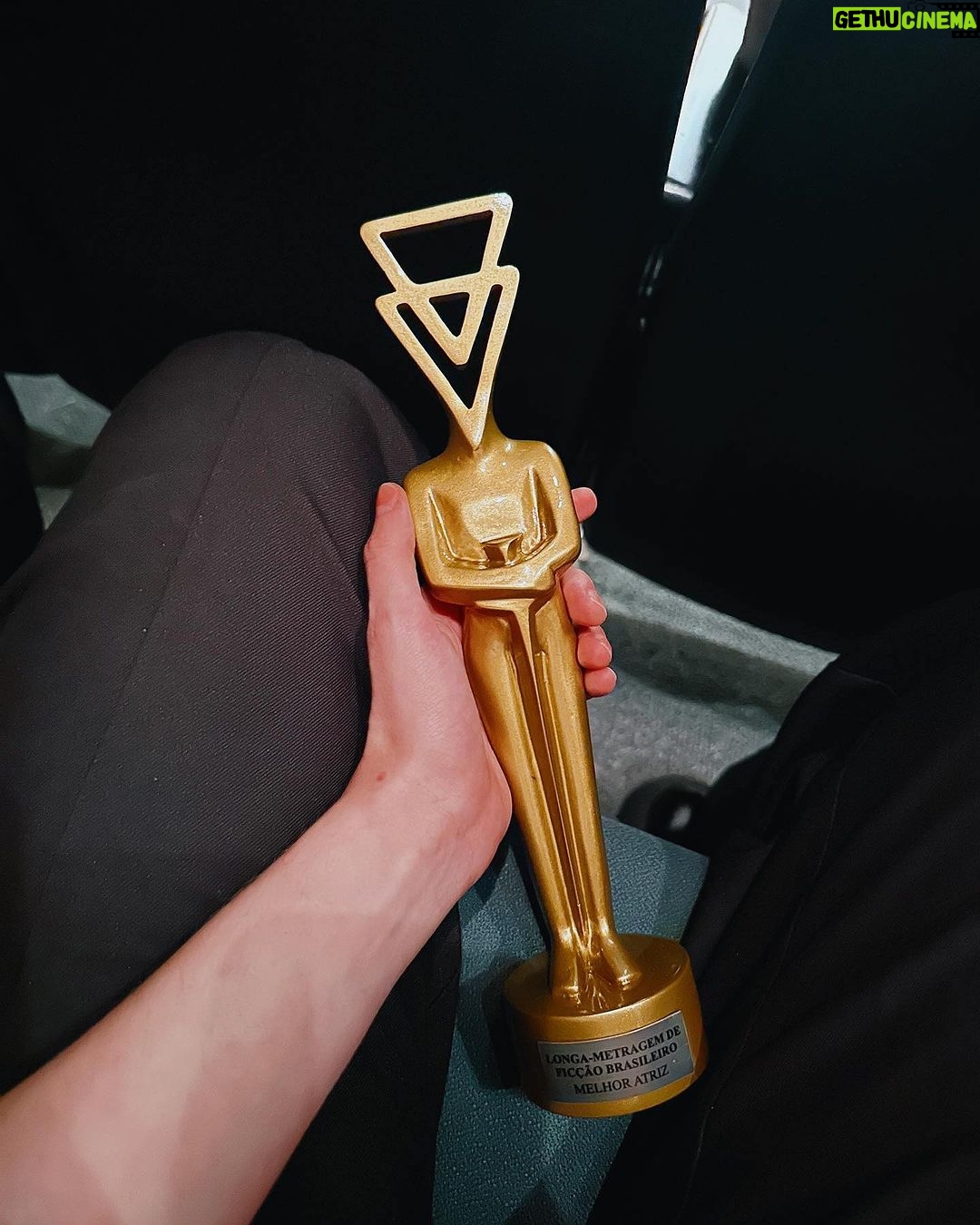 Sophia Abrahão Instagram - muito feliz por finalmente dividir “Letícia” com vocês. ontem o nosso longa estreou no @festivaldecinemadesaobernardo e levou dois prêmios: “Melhor Atriz” (pra essa que vos escreve 😂), e “Melhor Direção” para o @cristianovieira10… é uma honra receber esse prêmio. gostaria muito de agradecer a toda equipe do filme que também faz parte disso. foi uma noite inesquecível! claro, não poderia deixar de agradecer aos meus fãs que estavam lá me apoiando, como sempre ❤️ a premiação estava impecável, vida longa ao festival 🎬 #CinemaNacional #Letícia