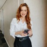 Sophia Abrahão Instagram - muito feliz por finalmente dividir “Letícia” com vocês. ontem o nosso longa estreou no @festivaldecinemadesaobernardo e levou dois prêmios: “Melhor Atriz” (pra essa que vos escreve 😂), e “Melhor Direção” para o @cristianovieira10… é uma honra receber esse prêmio. gostaria muito de agradecer a toda equipe do filme que também faz parte disso. foi uma noite inesquecível! claro, não poderia deixar de agradecer aos meus fãs que estavam lá me apoiando, como sempre ❤️ a premiação estava impecável, vida longa ao festival 🎬 #CinemaNacional #Letícia