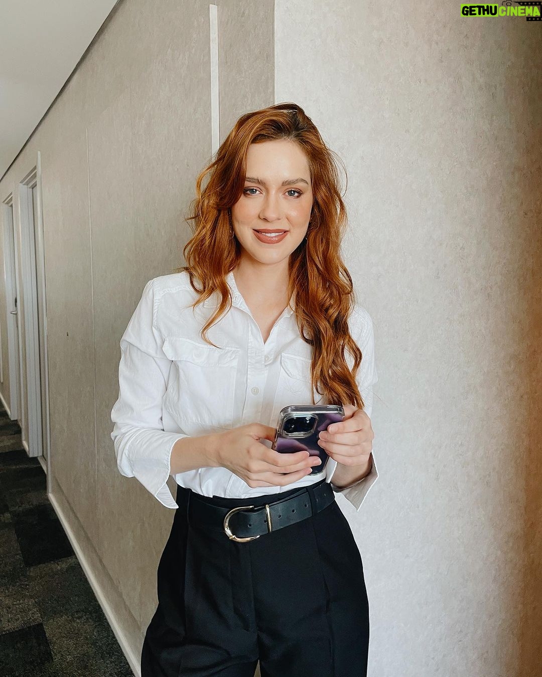 Sophia Abrahão Instagram - muito feliz por finalmente dividir “Letícia” com vocês. ontem o nosso longa estreou no @festivaldecinemadesaobernardo e levou dois prêmios: “Melhor Atriz” (pra essa que vos escreve 😂), e “Melhor Direção” para o @cristianovieira10… é uma honra receber esse prêmio. gostaria muito de agradecer a toda equipe do filme que também faz parte disso. foi uma noite inesquecível! claro, não poderia deixar de agradecer aos meus fãs que estavam lá me apoiando, como sempre ❤️ a premiação estava impecável, vida longa ao festival 🎬 #CinemaNacional #Letícia