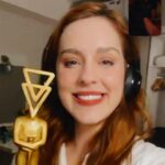 Sophia Abrahão Instagram - muito feliz por finalmente dividir “Letícia” com vocês. ontem o nosso longa estreou no @festivaldecinemadesaobernardo e levou dois prêmios: “Melhor Atriz” (pra essa que vos escreve 😂), e “Melhor Direção” para o @cristianovieira10… é uma honra receber esse prêmio. gostaria muito de agradecer a toda equipe do filme que também faz parte disso. foi uma noite inesquecível! claro, não poderia deixar de agradecer aos meus fãs que estavam lá me apoiando, como sempre ❤️ a premiação estava impecável, vida longa ao festival 🎬 #CinemaNacional #Letícia