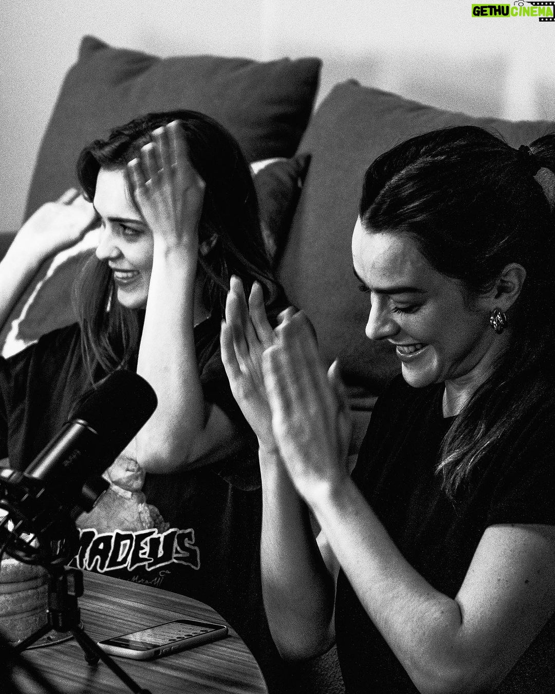 Sophia Abrahão Instagram - Um dumpzinho dos bastidores da gravação da nossa 2ª temporada pra dizer que: ESTAMOS DE VOLTA! (não hoje, na quinta-feira), no mesmo canal e horário... hahahahaha 🎙️❤️😂 Estamos muito animadas pra dividir com vocês mais histórias e risadas! Preparamos essa temporada com muito carinho. Então se inscreva no canal e ative as notificações pra não perder nada. E claro, AVISA CHEGANDO 😅 #videocast #sophiaabrahao #marianamolina #segundatemporada