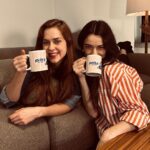 Sophia Abrahão Instagram – Um dumpzinho dos bastidores da gravação da nossa 2ª temporada pra dizer que: ESTAMOS DE VOLTA! (não hoje, na quinta-feira), no mesmo canal e horário… hahahahaha 🎙️❤️😂
Estamos muito animadas pra dividir com vocês mais histórias e risadas! Preparamos essa temporada com muito carinho. Então se inscreva no canal e ative as notificações pra não perder nada. E claro, AVISA CHEGANDO 😅
#videocast #sophiaabrahao #marianamolina #segundatemporada