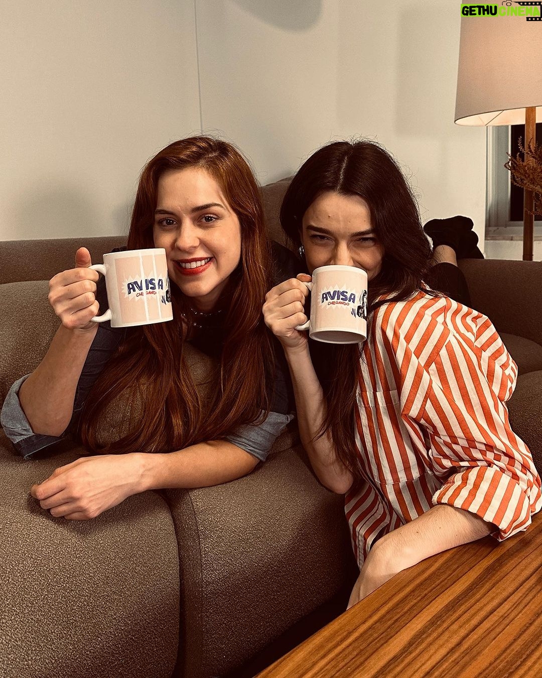 Sophia Abrahão Instagram - Um dumpzinho dos bastidores da gravação da nossa 2ª temporada pra dizer que: ESTAMOS DE VOLTA! (não hoje, na quinta-feira), no mesmo canal e horário... hahahahaha 🎙️❤️😂 Estamos muito animadas pra dividir com vocês mais histórias e risadas! Preparamos essa temporada com muito carinho. Então se inscreva no canal e ative as notificações pra não perder nada. E claro, AVISA CHEGANDO 😅 #videocast #sophiaabrahao #marianamolina #segundatemporada
