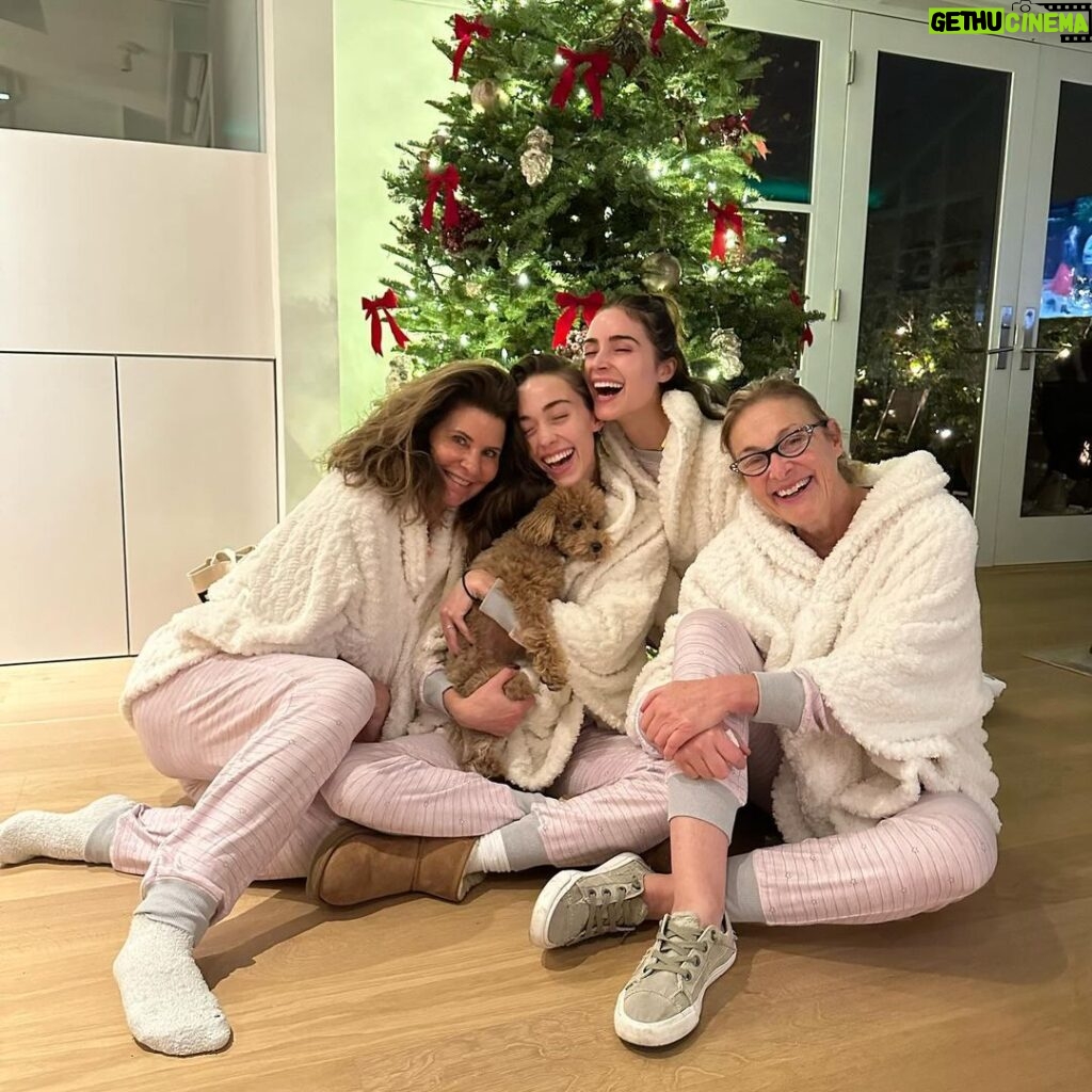 Sophia Culpo Instagram - My favorite time of year- the gap between Christmas and NYE when you do absolutely nothing productive. Here’s a little Christmas photodump❤️