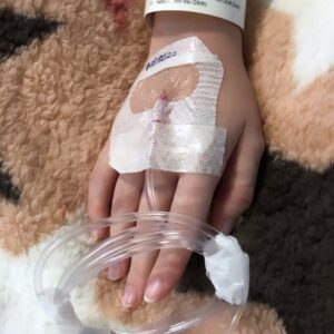 Sophia Valverde Instagram - Vamos falar sobre o OUTUBRO ROSA 🩷

No réveillon de 2021 para 2022, eu estava no Rio de Janeiro e passando protetor solar, percebi que tinha um caroço no meu peito esquerdo do tamanho de uma bolinha de gude. Assim que voltei pra SP, procurei um mastologista pra saber o que poderia ser. 

Em fevereiro de 2022 fiz um exame punção e como o nódulo continuava a crescer, foi indicada a cirurgia para a retirada. 

Então em Maio de 2022, fiz a retirada do nódulo que já estava com 6 centímetros, era igual a uma bola de tênis. 

Ainda com 16 anos, tive um nódulo, que graças a Deus era apenas um Fibroadenoma: um tumor de mama não cancerígeno que ocorre mais frequentemente em mulheres jovens.

E venho aqui para dizer que é super importante todos estarem juntos no Outubro Rosa, que tem o objetivo de compartilhar informações e promover a conscientização sobre a doença; proporcionar maior acesso aos serviços de diagnóstico e de tratamento e contribuir para a redução da mortalidade.

Vamos nos cuidar! E repassem para todos sobre a necessidade de se cuidar! 

A detecção precoce pode salvar a sua vida. 

#outubrorosa #cancerdemama #seconheça #secuide #seame