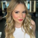 Sophia Valverde Instagram - Desses dias 🤍 Manutenção do mega e make para o show 🥰 Make: @gleicabeauty Cabelo e mega: @dodohvital Salão: @injack.cps / @jacksonnunesoficial #make #reels #megahair #reelslovers #amo IN Jackson Nunes