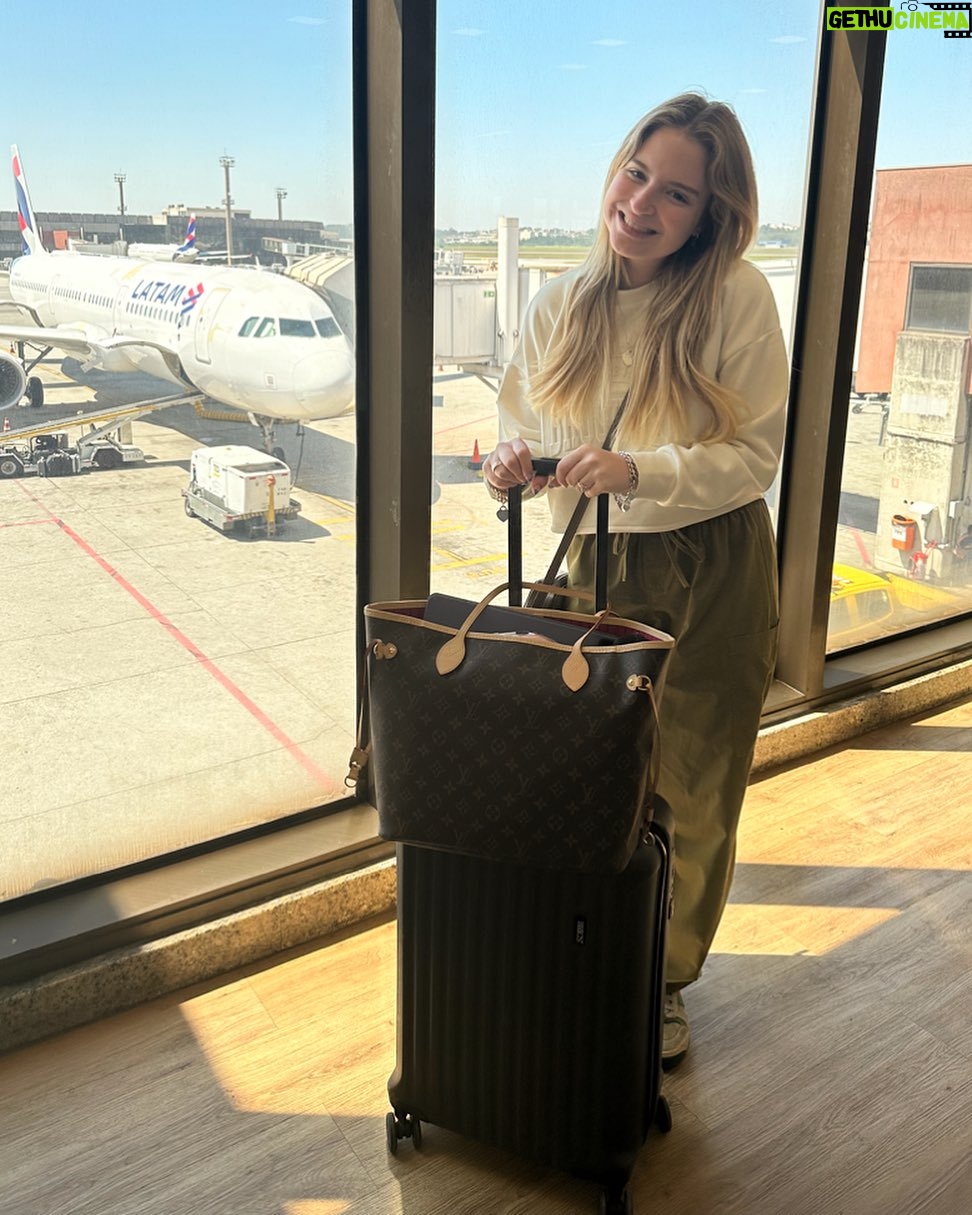 Sophia Valverde Instagram - Primeiro voo depois de um longo período sem voar de avião ✈️ Muito feliz em ter conseguido é isso foi com a ajuda primeiro de Deus e depois do @lito e da @milaseidl ❤️ Procurei o @lito há um tempo pois ele tem um curso: “Sem medo de voar”. Fiz mentoria com ele e os seus cursos. Ontem fiz um encontro online e antes da decolagem, de hoje, fiquei ouvindo os áudios de bordo dele! E tudo isso me ajudou a conseguir voar hoje! Também quero agradecer ao meu médico @dr.rodolfodamiano e a minha psicóloga @maiaralafore , que também sabiam desse meu medo e que me deram todo suporte, orientação e apoio pra conseguir voar hoje ✈️ E também agradeço a minha família que está sempre ao meu lado ❤️ Obrigada de coração 🥰 E para quem tem esse medo, procurem o @lito ! Ele tem um canal no YouTube, cursos a distância e cursos presenciais tb ✈️❤️ #obrigadaDeus #euvoei #aviao #airplane #lito #viagem #amo