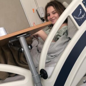 Sophia Valverde Instagram - Vamos falar sobre o OUTUBRO ROSA 🩷

No réveillon de 2021 para 2022, eu estava no Rio de Janeiro e passando protetor solar, percebi que tinha um caroço no meu peito esquerdo do tamanho de uma bolinha de gude. Assim que voltei pra SP, procurei um mastologista pra saber o que poderia ser. 

Em fevereiro de 2022 fiz um exame punção e como o nódulo continuava a crescer, foi indicada a cirurgia para a retirada. 

Então em Maio de 2022, fiz a retirada do nódulo que já estava com 6 centímetros, era igual a uma bola de tênis. 

Ainda com 16 anos, tive um nódulo, que graças a Deus era apenas um Fibroadenoma: um tumor de mama não cancerígeno que ocorre mais frequentemente em mulheres jovens.

E venho aqui para dizer que é super importante todos estarem juntos no Outubro Rosa, que tem o objetivo de compartilhar informações e promover a conscientização sobre a doença; proporcionar maior acesso aos serviços de diagnóstico e de tratamento e contribuir para a redução da mortalidade.

Vamos nos cuidar! E repassem para todos sobre a necessidade de se cuidar! 

A detecção precoce pode salvar a sua vida. 

#outubrorosa #cancerdemama #seconheça #secuide #seame