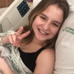 Sophia Valverde Instagram - Vamos falar sobre o OUTUBRO ROSA 🩷 No réveillon de 2021 para 2022, eu estava no Rio de Janeiro e passando protetor solar, percebi que tinha um caroço no meu peito esquerdo do tamanho de uma bolinha de gude. Assim que voltei pra SP, procurei um mastologista pra saber o que poderia ser. Em fevereiro de 2022 fiz um exame punção e como o nódulo continuava a crescer, foi indicada a cirurgia para a retirada. Então em Maio de 2022, fiz a retirada do nódulo que já estava com 6 centímetros, era igual a uma bola de tênis. Ainda com 16 anos, tive um nódulo, que graças a Deus era apenas um Fibroadenoma: um tumor de mama não cancerígeno que ocorre mais frequentemente em mulheres jovens. E venho aqui para dizer que é super importante todos estarem juntos no Outubro Rosa, que tem o objetivo de compartilhar informações e promover a conscientização sobre a doença; proporcionar maior acesso aos serviços de diagnóstico e de tratamento e contribuir para a redução da mortalidade. Vamos nos cuidar! E repassem para todos sobre a necessidade de se cuidar! A detecção precoce pode salvar a sua vida. #outubrorosa #cancerdemama #seconheça #secuide #seame