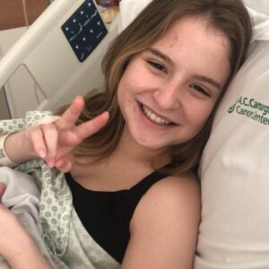 Sophia Valverde Instagram - Vamos falar sobre o OUTUBRO ROSA 🩷

No réveillon de 2021 para 2022, eu estava no Rio de Janeiro e passando protetor solar, percebi que tinha um caroço no meu peito esquerdo do tamanho de uma bolinha de gude. Assim que voltei pra SP, procurei um mastologista pra saber o que poderia ser. 

Em fevereiro de 2022 fiz um exame punção e como o nódulo continuava a crescer, foi indicada a cirurgia para a retirada. 

Então em Maio de 2022, fiz a retirada do nódulo que já estava com 6 centímetros, era igual a uma bola de tênis. 

Ainda com 16 anos, tive um nódulo, que graças a Deus era apenas um Fibroadenoma: um tumor de mama não cancerígeno que ocorre mais frequentemente em mulheres jovens.

E venho aqui para dizer que é super importante todos estarem juntos no Outubro Rosa, que tem o objetivo de compartilhar informações e promover a conscientização sobre a doença; proporcionar maior acesso aos serviços de diagnóstico e de tratamento e contribuir para a redução da mortalidade.

Vamos nos cuidar! E repassem para todos sobre a necessidade de se cuidar! 

A detecção precoce pode salvar a sua vida. 

#outubrorosa #cancerdemama #seconheça #secuide #seame