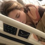 Sophia Valverde Instagram - Vamos falar sobre o OUTUBRO ROSA 🩷 No réveillon de 2021 para 2022, eu estava no Rio de Janeiro e passando protetor solar, percebi que tinha um caroço no meu peito esquerdo do tamanho de uma bolinha de gude. Assim que voltei pra SP, procurei um mastologista pra saber o que poderia ser. Em fevereiro de 2022 fiz um exame punção e como o nódulo continuava a crescer, foi indicada a cirurgia para a retirada. Então em Maio de 2022, fiz a retirada do nódulo que já estava com 6 centímetros, era igual a uma bola de tênis. Ainda com 16 anos, tive um nódulo, que graças a Deus era apenas um Fibroadenoma: um tumor de mama não cancerígeno que ocorre mais frequentemente em mulheres jovens. E venho aqui para dizer que é super importante todos estarem juntos no Outubro Rosa, que tem o objetivo de compartilhar informações e promover a conscientização sobre a doença; proporcionar maior acesso aos serviços de diagnóstico e de tratamento e contribuir para a redução da mortalidade. Vamos nos cuidar! E repassem para todos sobre a necessidade de se cuidar! A detecção precoce pode salvar a sua vida. #outubrorosa #cancerdemama #seconheça #secuide #seame