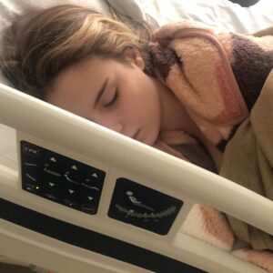 Sophia Valverde Instagram - Vamos falar sobre o OUTUBRO ROSA 🩷

No réveillon de 2021 para 2022, eu estava no Rio de Janeiro e passando protetor solar, percebi que tinha um caroço no meu peito esquerdo do tamanho de uma bolinha de gude. Assim que voltei pra SP, procurei um mastologista pra saber o que poderia ser. 

Em fevereiro de 2022 fiz um exame punção e como o nódulo continuava a crescer, foi indicada a cirurgia para a retirada. 

Então em Maio de 2022, fiz a retirada do nódulo que já estava com 6 centímetros, era igual a uma bola de tênis. 

Ainda com 16 anos, tive um nódulo, que graças a Deus era apenas um Fibroadenoma: um tumor de mama não cancerígeno que ocorre mais frequentemente em mulheres jovens.

E venho aqui para dizer que é super importante todos estarem juntos no Outubro Rosa, que tem o objetivo de compartilhar informações e promover a conscientização sobre a doença; proporcionar maior acesso aos serviços de diagnóstico e de tratamento e contribuir para a redução da mortalidade.

Vamos nos cuidar! E repassem para todos sobre a necessidade de se cuidar! 

A detecção precoce pode salvar a sua vida. 

#outubrorosa #cancerdemama #seconheça #secuide #seame