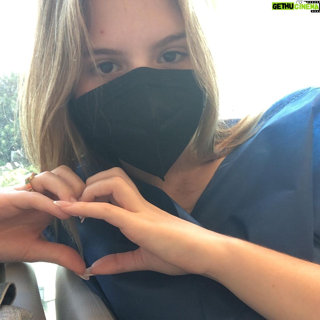 Sophia Valverde - 371.1K Likes - Vamos falar sobre o OUTUBRO ROSA 🩷
No réveillon de 2021 para 2022, eu estava no Rio de Janeiro e passando protetor solar, percebi que tinha um caroço no meu peito esquerdo do tamanho de uma bolinha de gude. Assim que voltei pra SP, procurei um mastologista pra saber o que poderia ser.
Em fevereiro de 2022 fiz um exame punção e como o nódulo continuava a crescer, foi indicada a cirurgia para a retirada.
Então em Maio de 2022, fiz a retirada do nódulo que já estava com 6 centímetros, era igual a uma bola de tênis.
Ainda com 16 anos, tive um nódulo, que graças a Deus era apenas um Fibroadenoma: um tumor de mama não cancerígeno que ocorre mais frequentemente em mulheres jovens.
E venho aqui para dizer que é super importante todos estarem juntos no Outubro Rosa, que tem o objetivo de compartilhar informações e promover a conscientização sobre a doença; proporcionar maior acesso aos serviços de diagnóstico e de tratamento e contribuir para a redução da mortalidade.
Vamos nos cuidar! E repassem para todos sobre a necessidade de se cuidar!
A detecção precoce pode salvar a sua vida.
#outubrorosa #cancerdemama #seconheça #secuide #seame