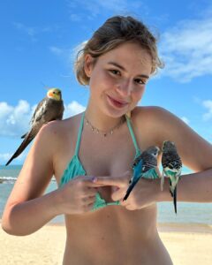 Sophia Valverde Instagram - Felicidade ☀️🤍🙌🏻 O que te faz feliz hoje? 🤍 Obrigada Deus por TUDO 🙌🏻 #obrigadaDeus #bahia #happiness #dialindo #sol #photooftheday