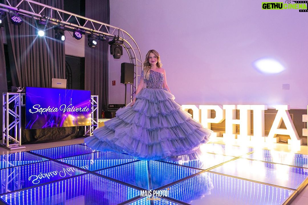 Sophia Valverde Instagram - Mais 10 fotos da minha festa de 18 anos 🩷 Arrasta para o lado pra ver todas 🥰 #festa #amei #18 #happybirthday #aniversario #look #instaphoto Buffet @casabertolazzi Cobertura de evento @arrozdefestaoficial Assessoria @carolqueirozassessoria Looks @israelvalentimoficial Beleza @jacksonnunesoficial @gabrielgonsalles @gleicabeauty @lopesvandela Decoradora @camidecorr Acervo @cakefakesp Balões @feehpersonalizados Papelaria de luxo @lakarolpersonalizadosdeluxo Suspiro @como.oususpiro Doces finos @luchocolates Iluminação @casaliluminadoeventos Torre Led @mais.photo @maisledproducoes Iluminação @casaliluminadoeventos Painel @cakefakesp e @luminiwall Balões @feehpersonalizados Dj @djviloki_ Plataforma 360° @mais.photo Espelho mágico @mais.photo Fogo e filmagem @mais.photo Túnel de Led @mais.photo Churros @super.churros_ Donuts @theplanetdonuts Brigadeiro @delicianotacho.Brigadeiria Sorvete @sorvetevintage Algodão escultura @candypopalgodao Pudim @pudinsdodods Foundee @domcheffoundue Móveis de Led @ddreventos Letreiro @casailuminadoeventos Bolo @luchocolates Pista @djviloki_ Bar @vado_drinks Aromatização ambiente @bykicustodioq Bem festivo @miahdoces_ Bolachinhas @donanicebolacharia